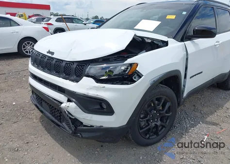 2024 Jeep Compass Latitude 4X4 z USA, uszkodzony, nr VIN 3C4NJDBN1RT600402